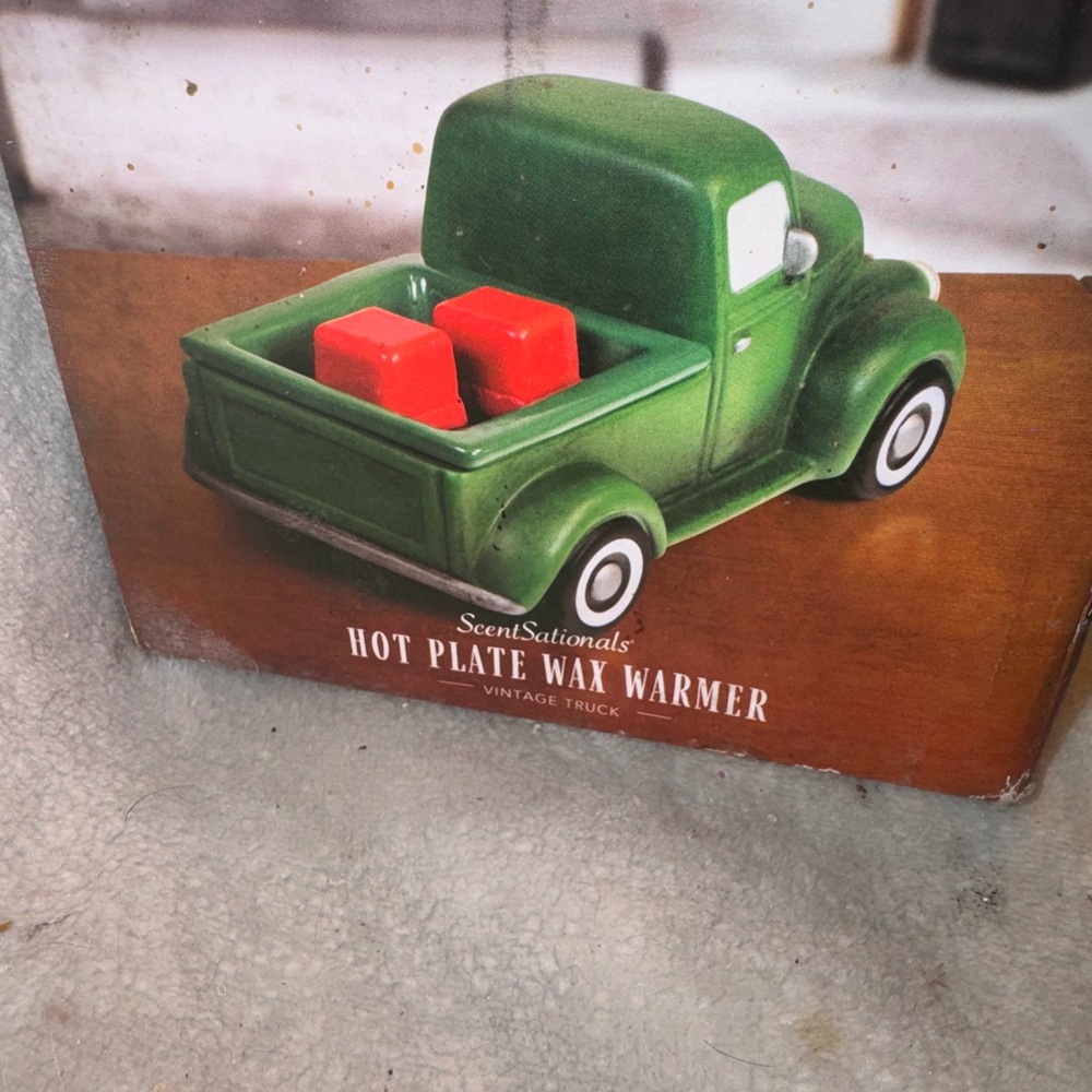 Vintage truck wax melt. And wax tarts encluded. This was never used